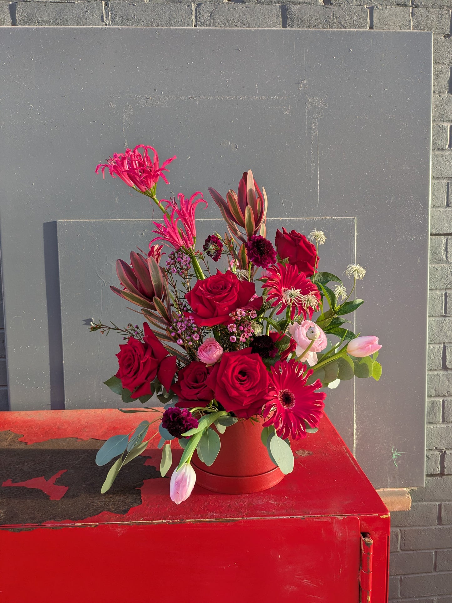 Luxury Romantic Hat Box Arrangement with Roses