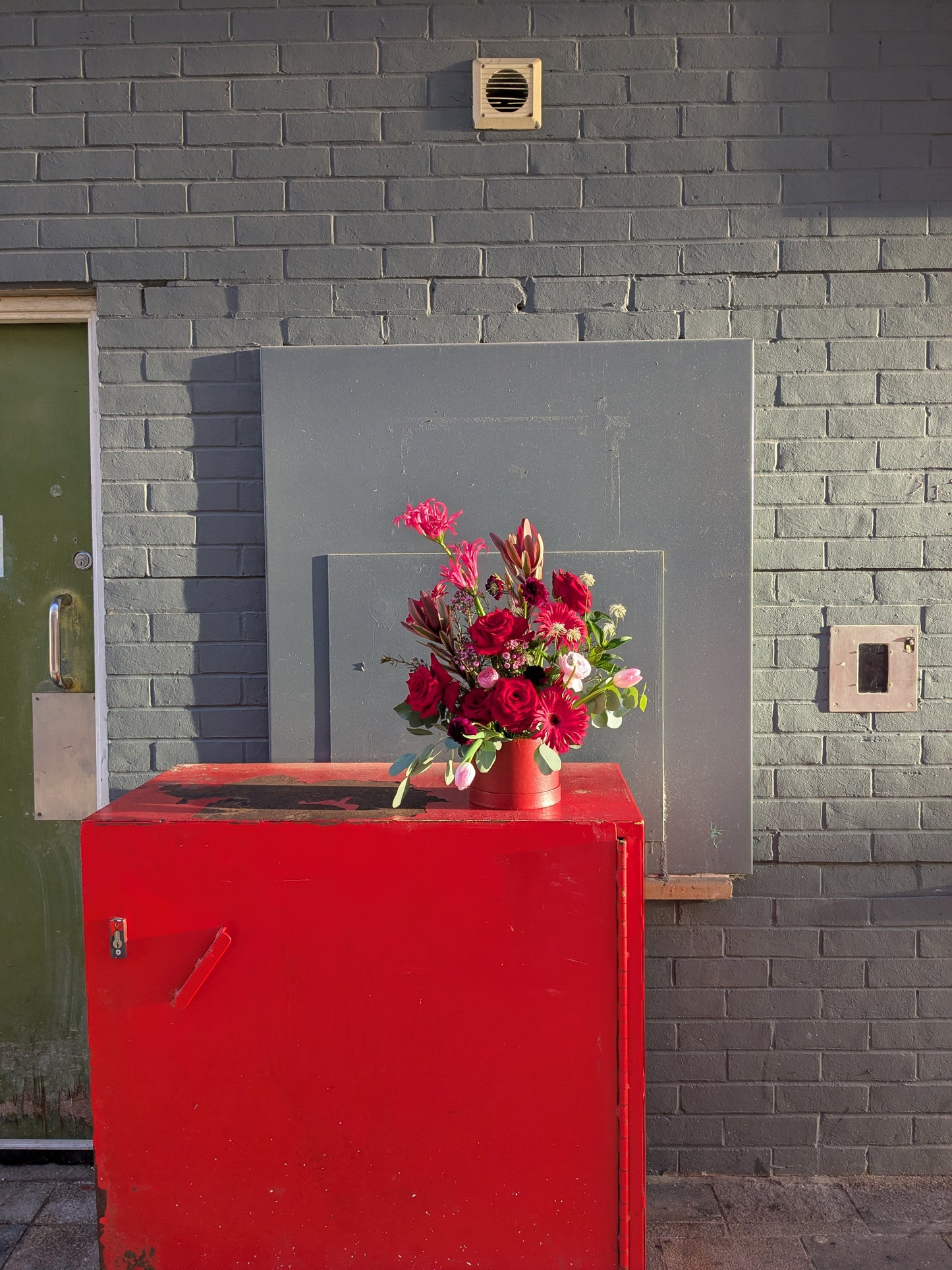 Luxury Romantic Hat Box Arrangement with Roses