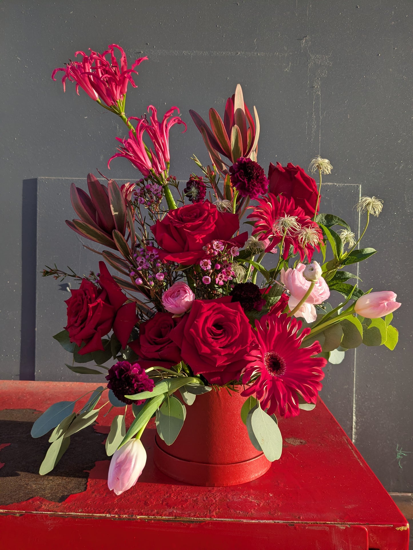 Luxury Romantic Hat Box Arrangement with Roses